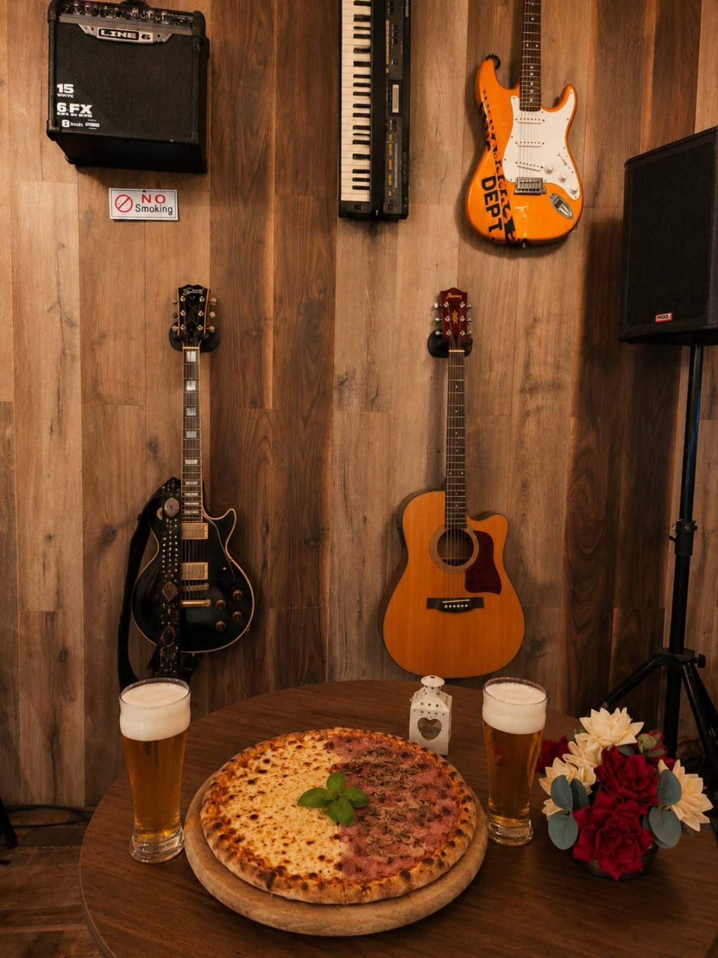 Live acoustic music pub scene